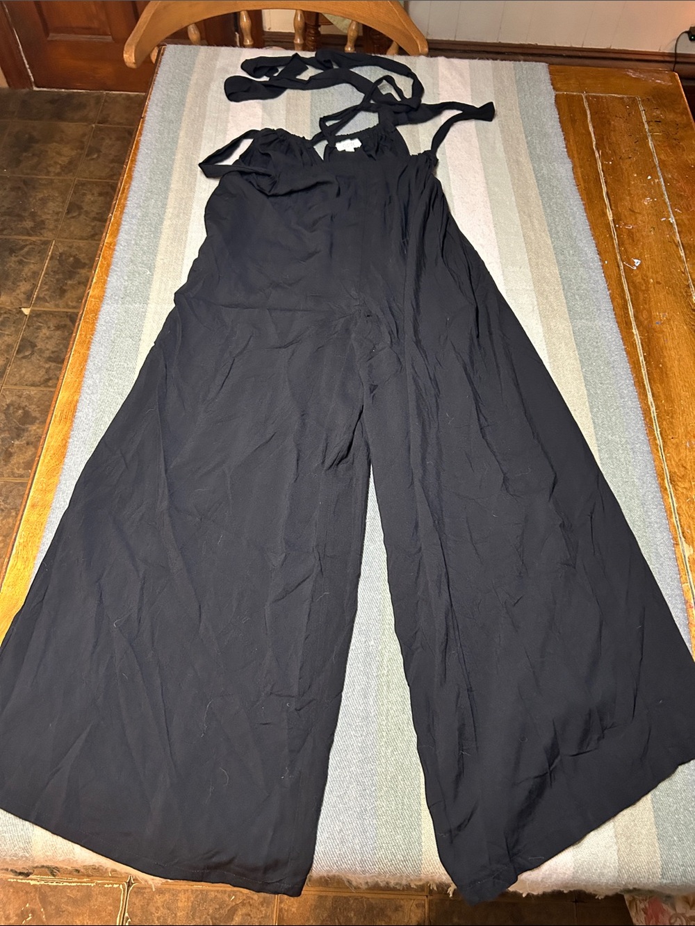 Wide-Leg Black Jumpsuit with halter top straps med